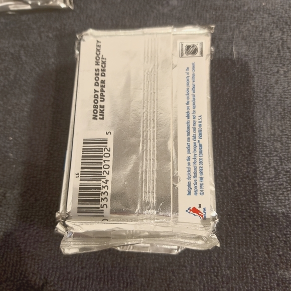 Large Lot of 31 1990-1991 Upper Deck Hockey Card Wax Packs Unopened Premier Edit - Picture 3 of 5
